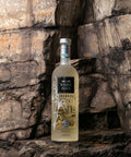 Garrafa de Cachaça Prata Prime Weber Haus 1000ml em fundo de pedras.