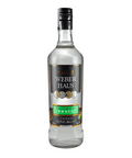 Garrafa de Cachaça Prata Weber Haus 700ml, filtrada com carvão ativado e armazenada em tanques de inox durante um ano, em fundo branco.