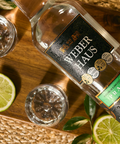 Cachaça ambientada com fatias de limões e copos espalhados por perto