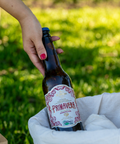 garrafa de cachaça primavera ambientada
