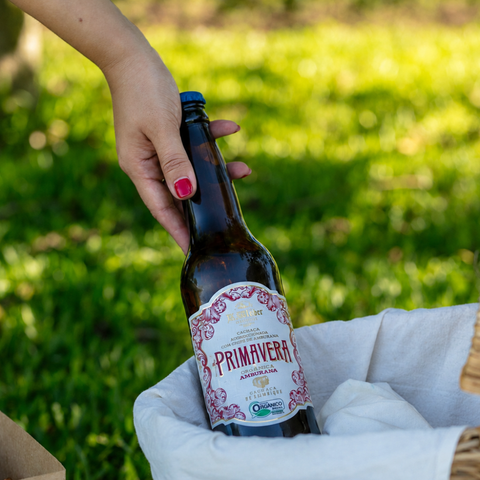 garrafa de cachaça primavera ambientada