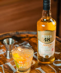 Cachaça Rota 48 Ouro servida em drink Caipirinha.