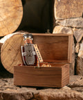 Garrafa de Cachaça Extra Premium Weber Haus Single Barrel, envelhecida por 10 anos em um barril misto em sua embalagem.