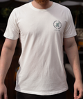 Camiseta com estampa ambientada