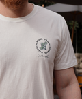 Camiseta com estampa ambientada