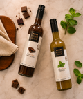 Foto ambientada com dois licores, de chocolate e menta