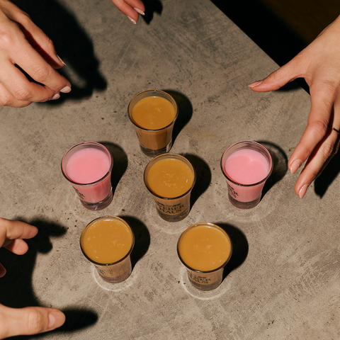 Combo Licor Morango do Amor, um Licor Doce de Leite e Copo Dose Olé