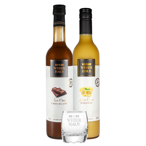 Duas garrafas de licores, maracujá e chocolate, com um copo de shot na frente e um fundo branco