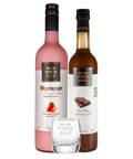Duas garrafas de licor, chocolate e morango, uma ao lado da outra com copo da frente
