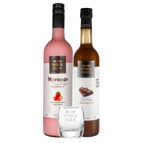 Duas garrafas de licor, chocolate e morango, uma ao lado da outra com copo da frente