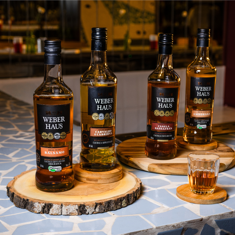 Combo Weber Haus Madeiras Únicas, 700ml com dois Copos Dose Americano