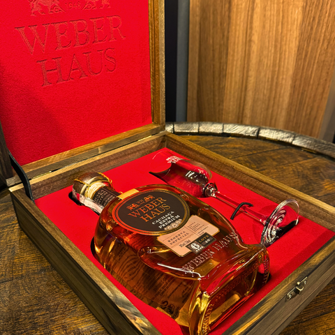 Estojo Veludo com Cachaça Weber Haus Linha Especial com Taça