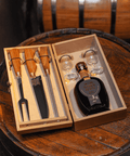 Estojo com Cachaça Premium Weber Haus Black 3 anos com Faca, Chaira, Garfo e duas taças de cristal.