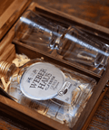 Estojo Premium Weber Haus com Cachaça Linha Especial 160ml e dois copos martelinhos.