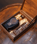 Estojo Weber Haus Black 3 Anos com garrafa de cachaça e dois copos de vidro, perfeito para degustação e presente elegante.