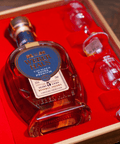 Estojo Especial com Cachaça Premium Weber Haus e 2 taças de degustação, ideal para apreciar e celebrar momentos especiais com uma cachaça premium.