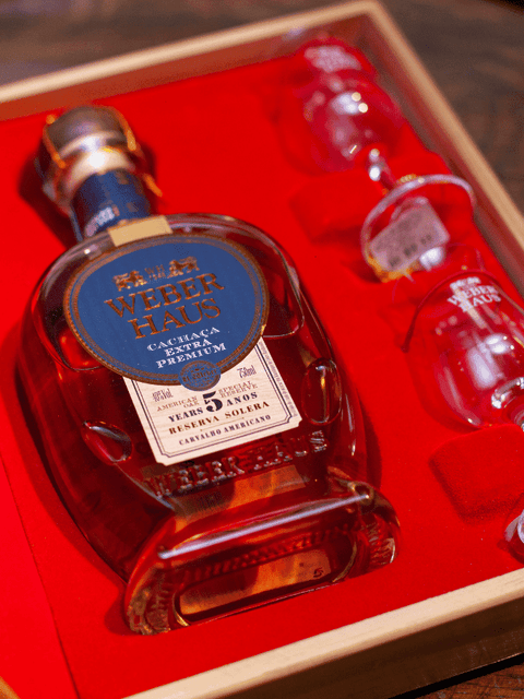 Estojo Especial com Cachaça Premium Weber Haus e 2 taças de degustação, ideal para apreciar e celebrar momentos especiais com uma cachaça premium.