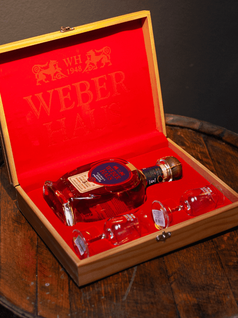 Estojo Especial com Cachaça Premium Weber Haus e 2 taças de degustação.