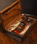 Estojo de madeira com Cachaça Canela Sassafrás Weber Haus e 2 copos.