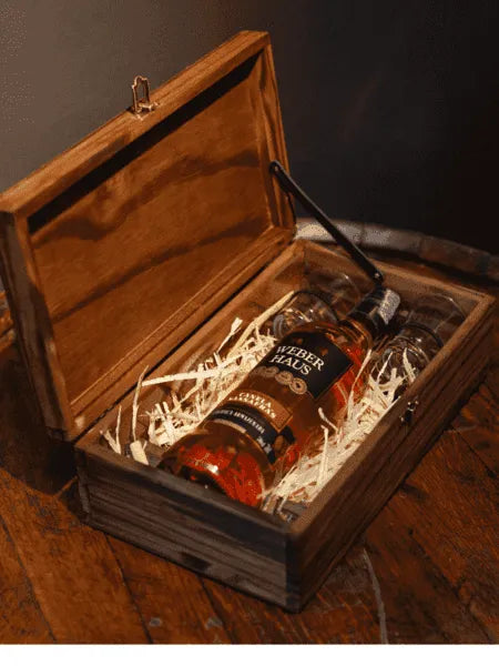 Estojo de madeira com Cachaça Canela Sassafrás Weber Haus e 2 copos.