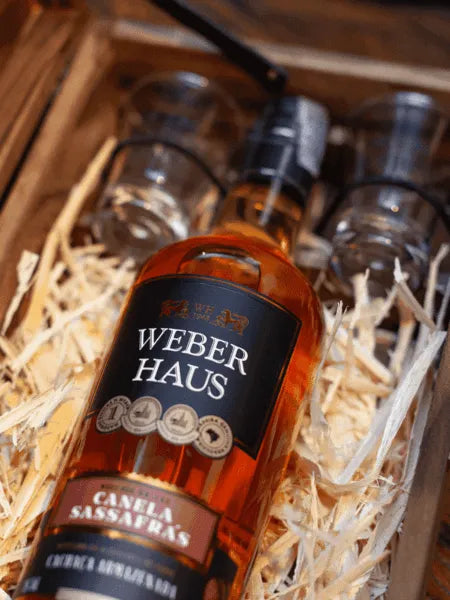 Detalhe da garrafa da Cachaça Canela Sassafrás Weber Haus 
