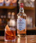 Garrafa de Gin Antiqua Tropical 1000ml servido em um drink.