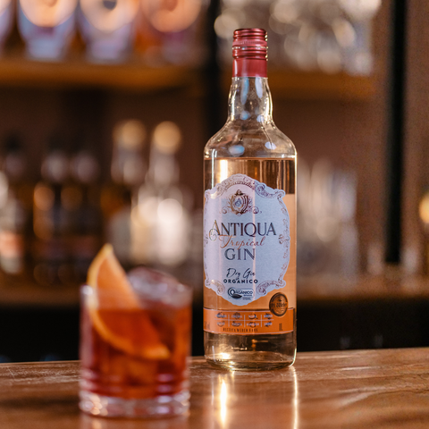 Garrafa de Gin Antiqua Tropical 1000ml servido em um drink.