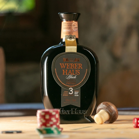 Garrafa sobre uma mesa com elementos de poker