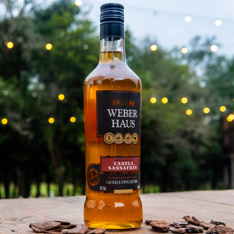 Kit de Cachaça Weber Haus Canela Sassafrás, 700ml com Copo de Shot 60ml