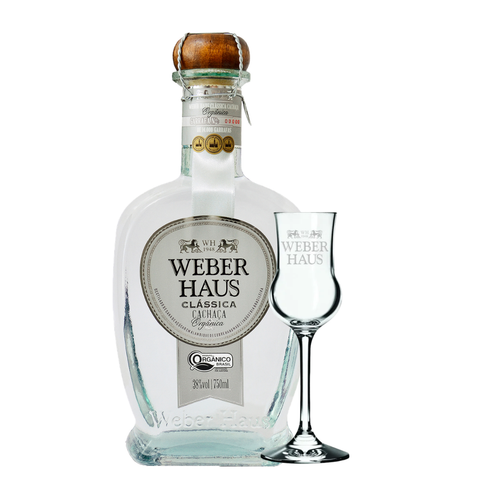 Garrafa com taça a lado em fundo branco