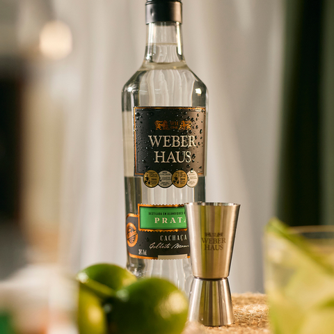 Garrafa com utensílios para fazer um drink  ao redor