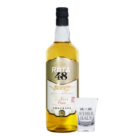 Garrafa ao lado de um copo de shot em fundo branco