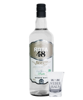 Garrafa ao lado de copo de shot em fundo branco
