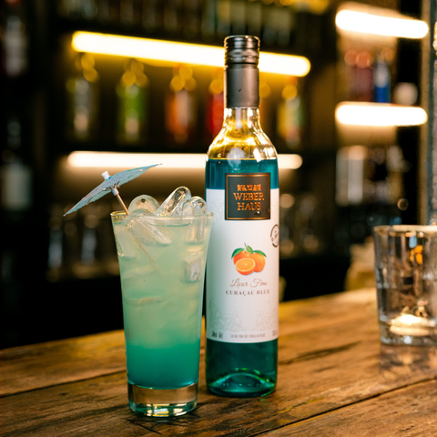 garrafa sobre o balcão de um bar com um drink ao lado