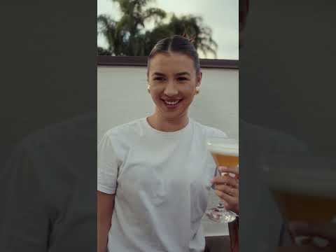 Video com pessoas e drinks feitos com a cachaça prata weber haus