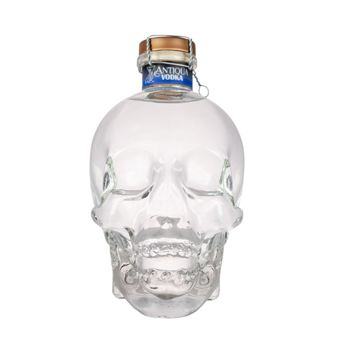 Garrafa de Vodka Antiqua Caveira 750ml no formato de caveira.